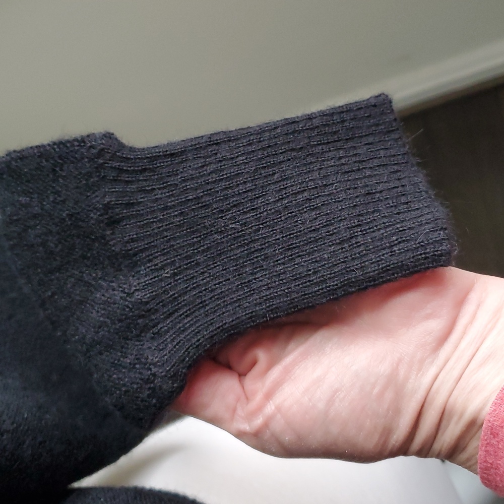 EUC Peruvian Connection 100% Alpaca Womens V-Neck Sweater In Black Sz Medium - Picture 2 of 6